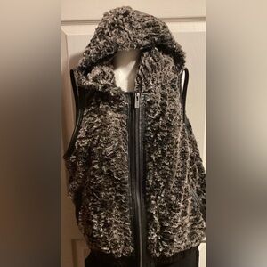 FLUFFY HOODED VEST BLACK /CREAM